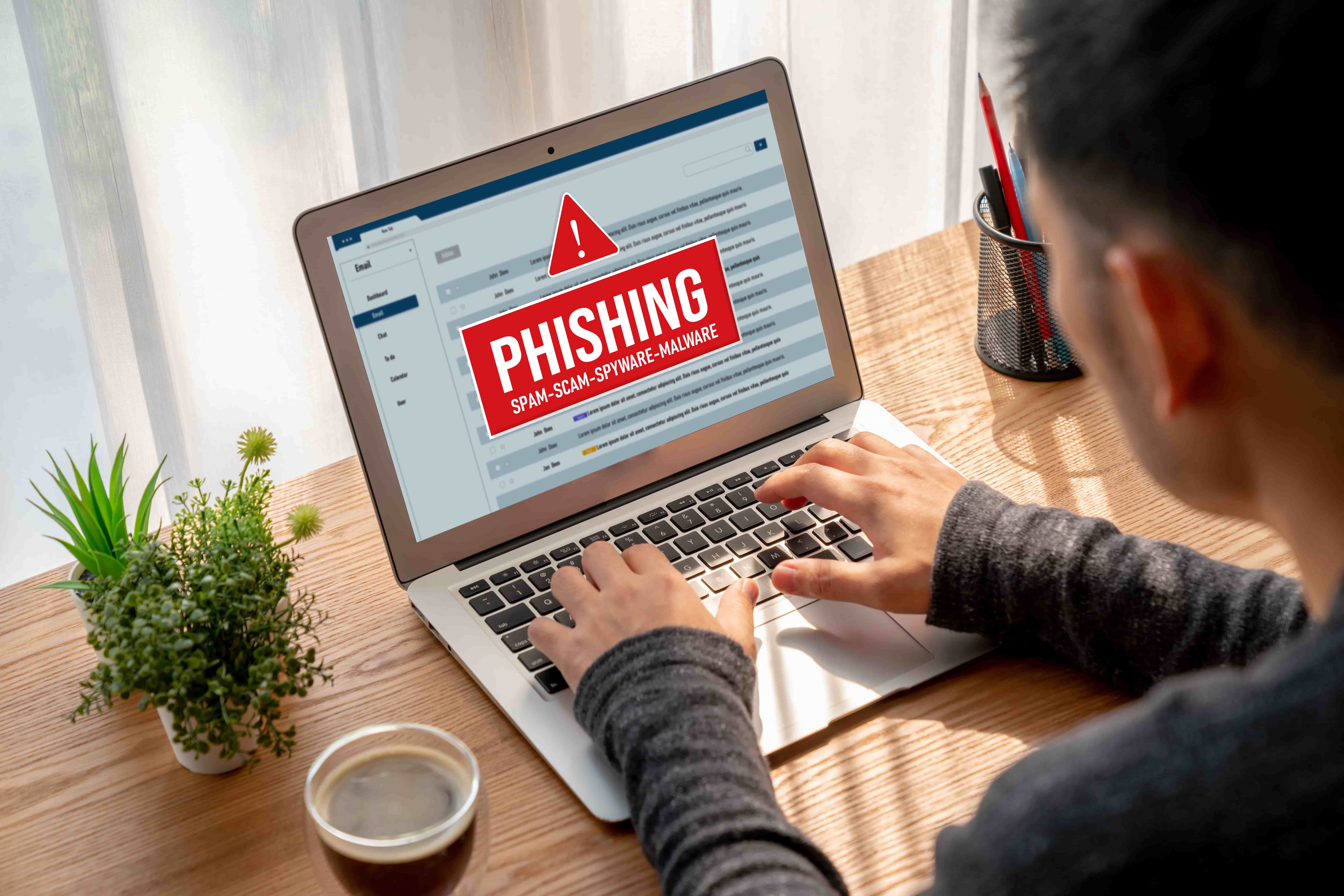 Fraude documentada: relatório revela tática de sites falsos – Sua marca está realmente segura?